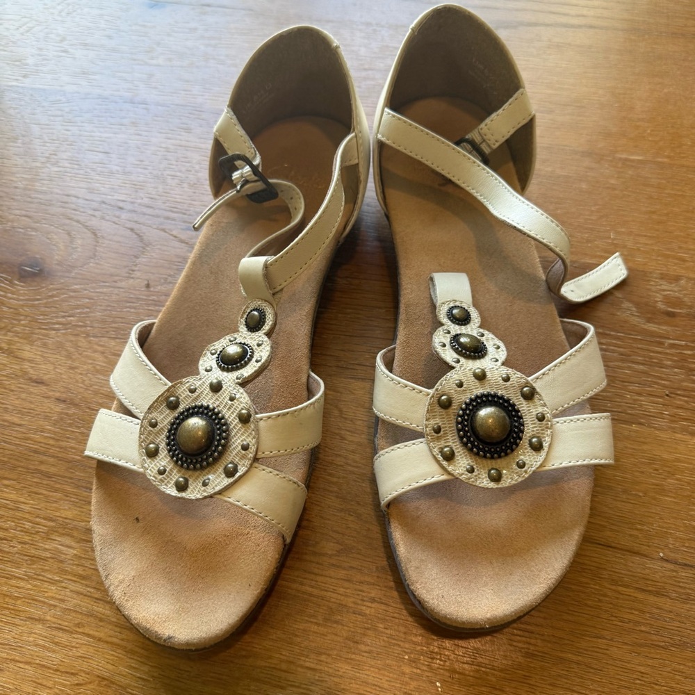 Clark’s UK 6.5 or US 8.5 Elegant Cream Sandals